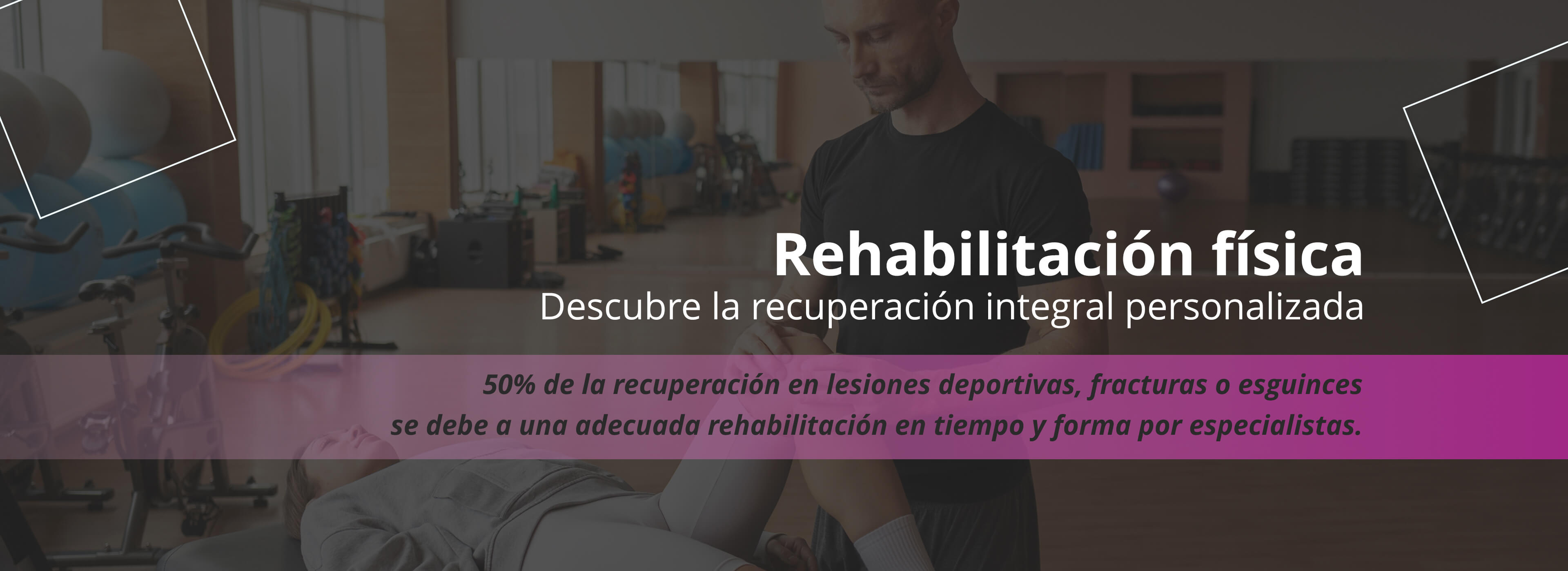 Persona participando en una sesión de rehabilitación. La rehabilitación es esencial, representando el 50% del proceso de tratamiento.